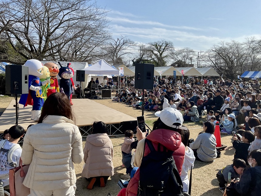 週末は牛久シャトーの「いばらきワインフェスティバル」に参加。生ワインとか飲めて最高でした。
あとアンパンマンショー大盛況すぎワロス