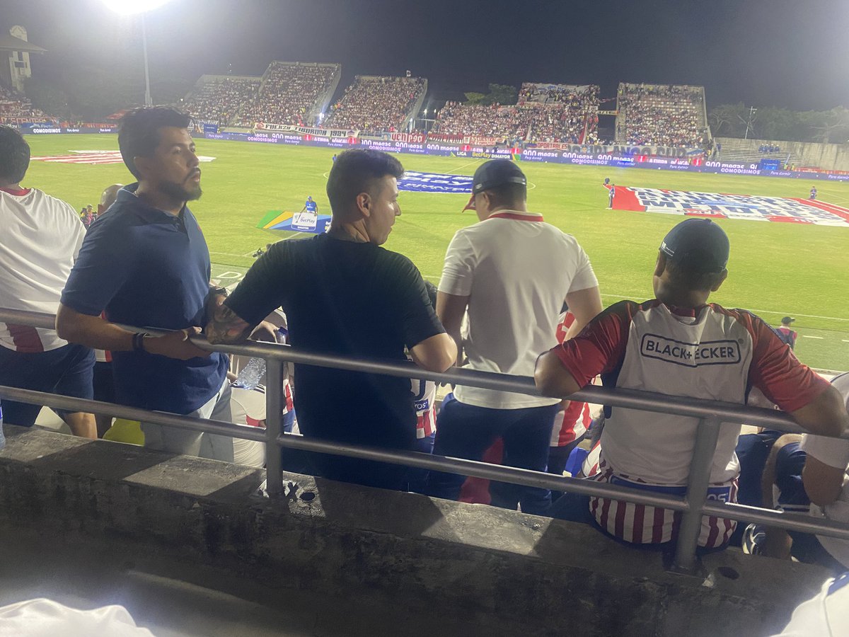 Hectorsierra01's tweet photo. Cómo dice @JuanSalvadorB el @JuniorClubSA debe mejorar la experiencia de venir al estadio aquí en occidental no podemos ver el partido porque hay gente parada tapando la visibilidad de los hinchas que venimos de otras ciudades. @AlejandroChar  @JOSEHUGOILLERA @DIARIODEPORTES https://t.co/n28SjpWkcA