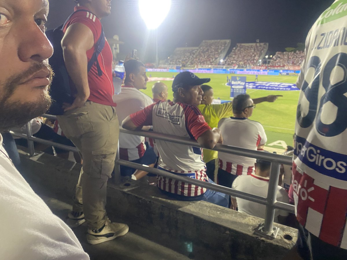 Hectorsierra01's tweet photo. Cómo dice @JuanSalvadorB el @JuniorClubSA debe mejorar la experiencia de venir al estadio aquí en occidental no podemos ver el partido porque hay gente parada tapando la visibilidad de los hinchas que venimos de otras ciudades. @AlejandroChar  @JOSEHUGOILLERA @DIARIODEPORTES https://t.co/n28SjpWkcA