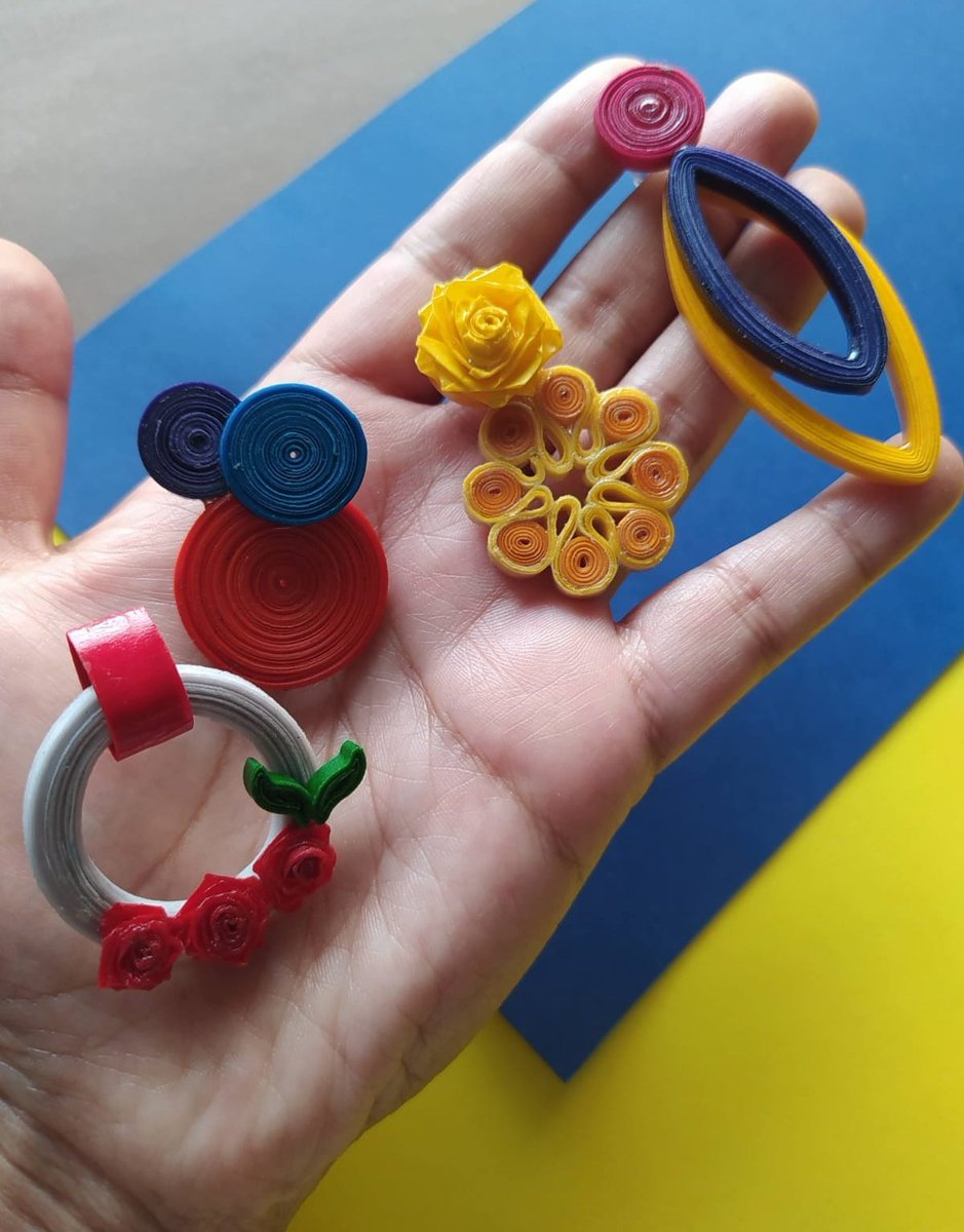 Ole, ¿les conté que hago accesorios en papel?
La técnica se llama filigrana de papel y para que sean resistentes y duraderos los protejo con u a capa de resina. Les cambia los colores pero miren nada más.
¿Me apoyan difundiendo? 🙏