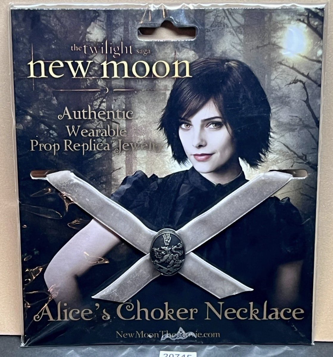 wait but tell me why she’s wearing the Hot Topic version of the Alice choker now, I got that one in 7th grade 🤣🤣