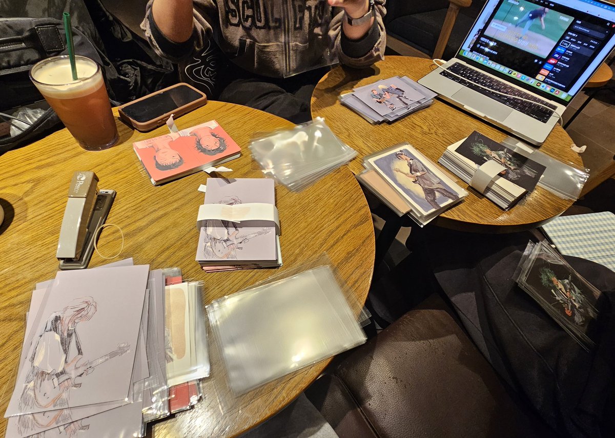 br5oc's tweet photo. 친구들 만날때마다 포크크(포장 creator crew) 시킴 https://t.co/GtGrSjrFON