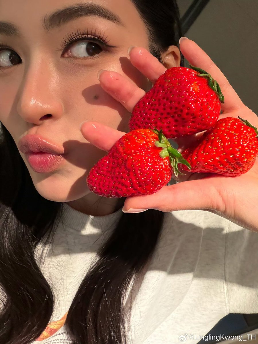 พี่หลิงโพสต์ weibo [11.03.2026]

草莓自拍🍓
Strawberry Selfie

#หลิงหลิงคอง 
#LinglingKwong 
#หลิงออม 
#LingOrm
