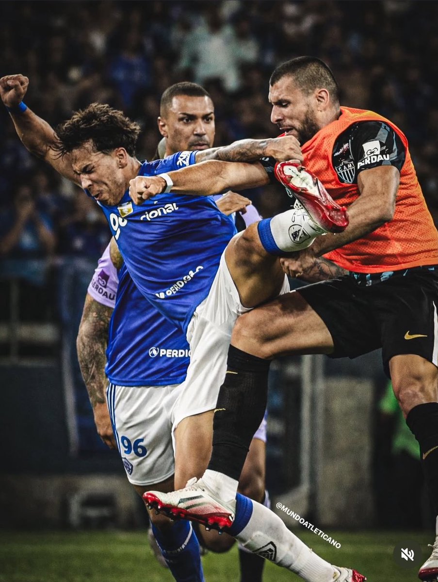cristyan_kelwen's tweet photo. O VAR entrou em ação e confirmou que o murro passou 5 metros do Kaio Jorge kkkkkkkkkkk https://t.co/qkJ3AyHO11