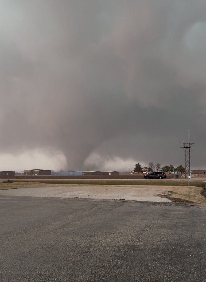 Large tornado earlier as it was entering Kankakee, IL. Filming location was immediately south of the Kankakee Airport, right by the National Guard Armory #ilwx