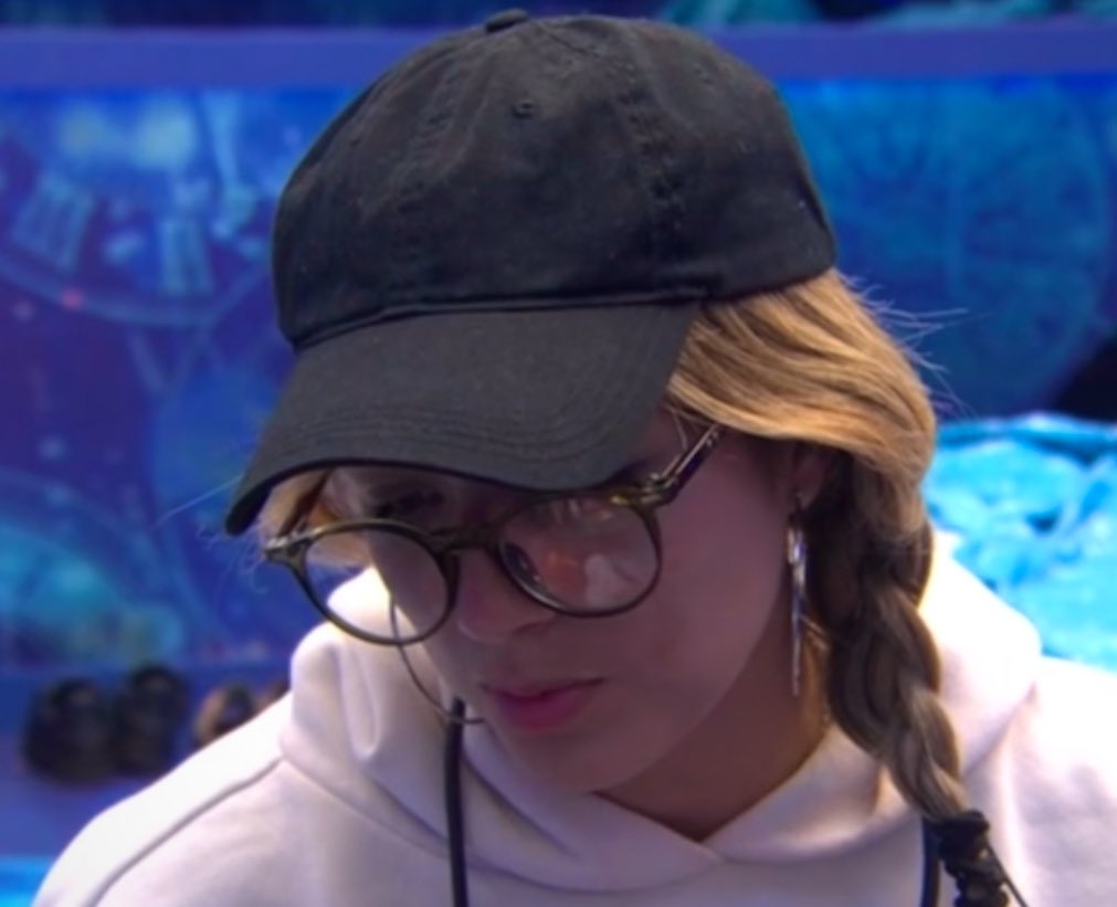 ela de boné argola e óculos ela tá pedindo pra eu me matar