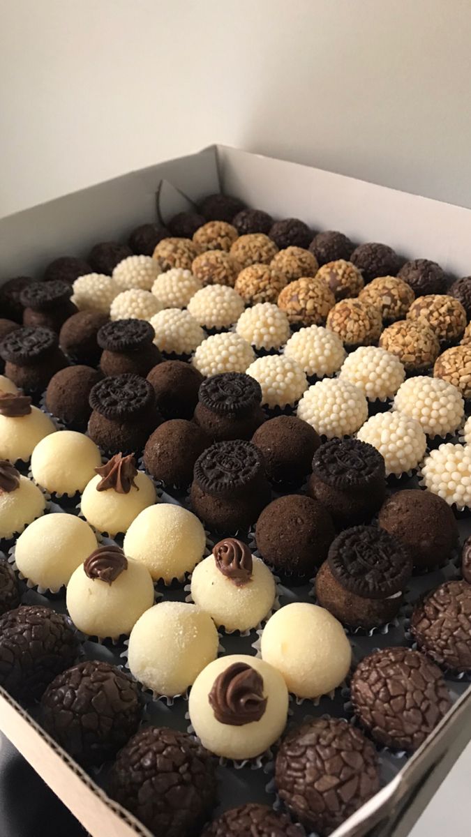 grwvity's tweet photo. Resolvi ouvir meus pensamentos intrusivos e realizar um desejo meu, sempre tive vontade de comprar uma caixa de brigadeiro para comer até enjoar, o problema é que não enjoei e acabei deixando alguém muito agitado com tanto chocolate kkkk

Um registro da caixa da felicidade 💗 https://t.co/YbflieDPKb