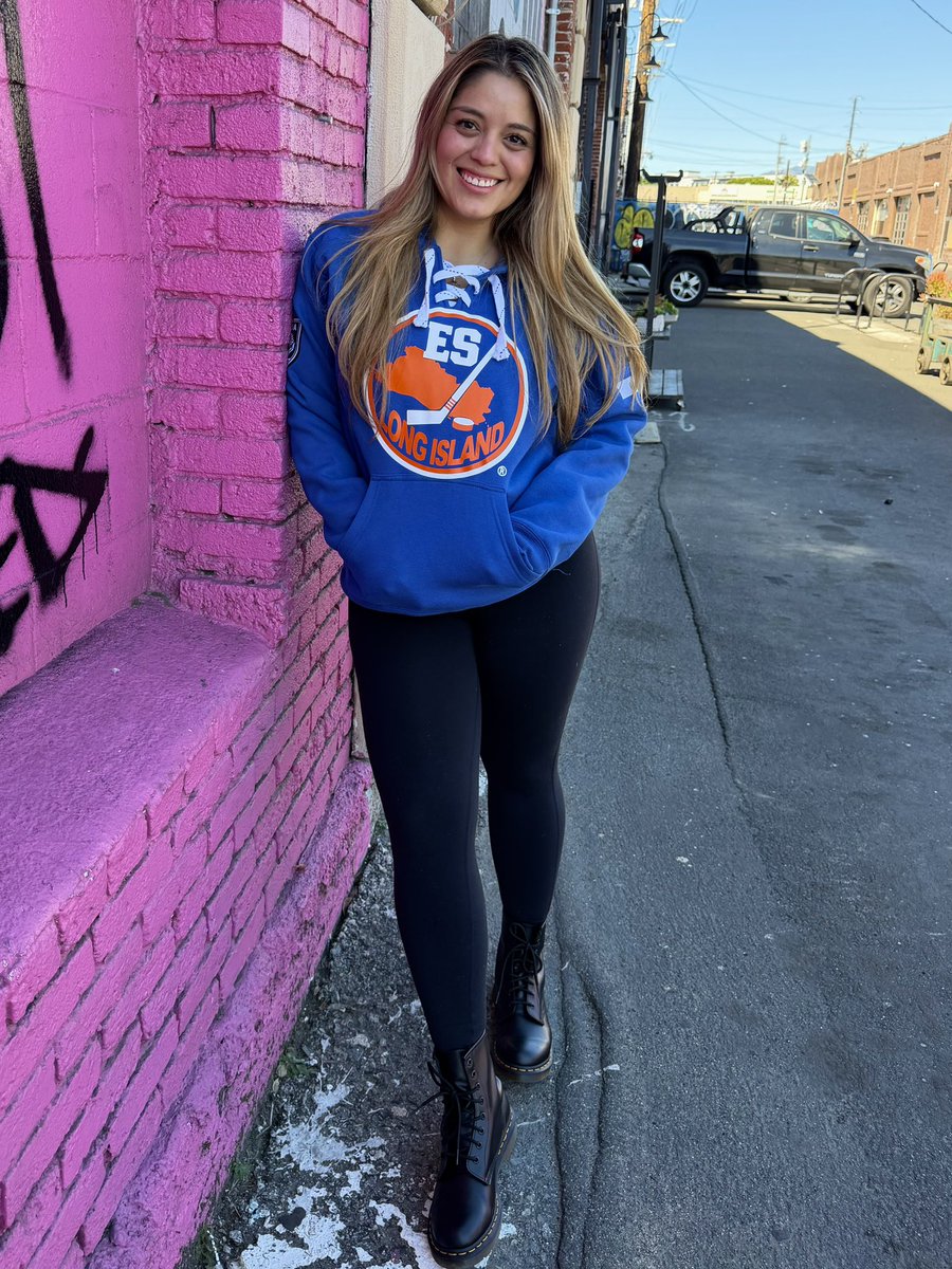 queen miley💛 tweet media