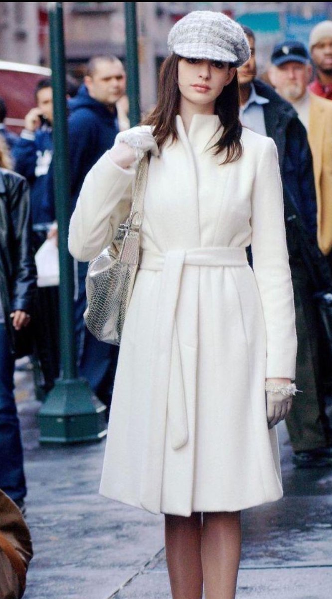 BelleLaudere's tweet image. Anny Hathaway in 'Devil Wears Prada 2' in a still. The image on the right shows her in the first episode.