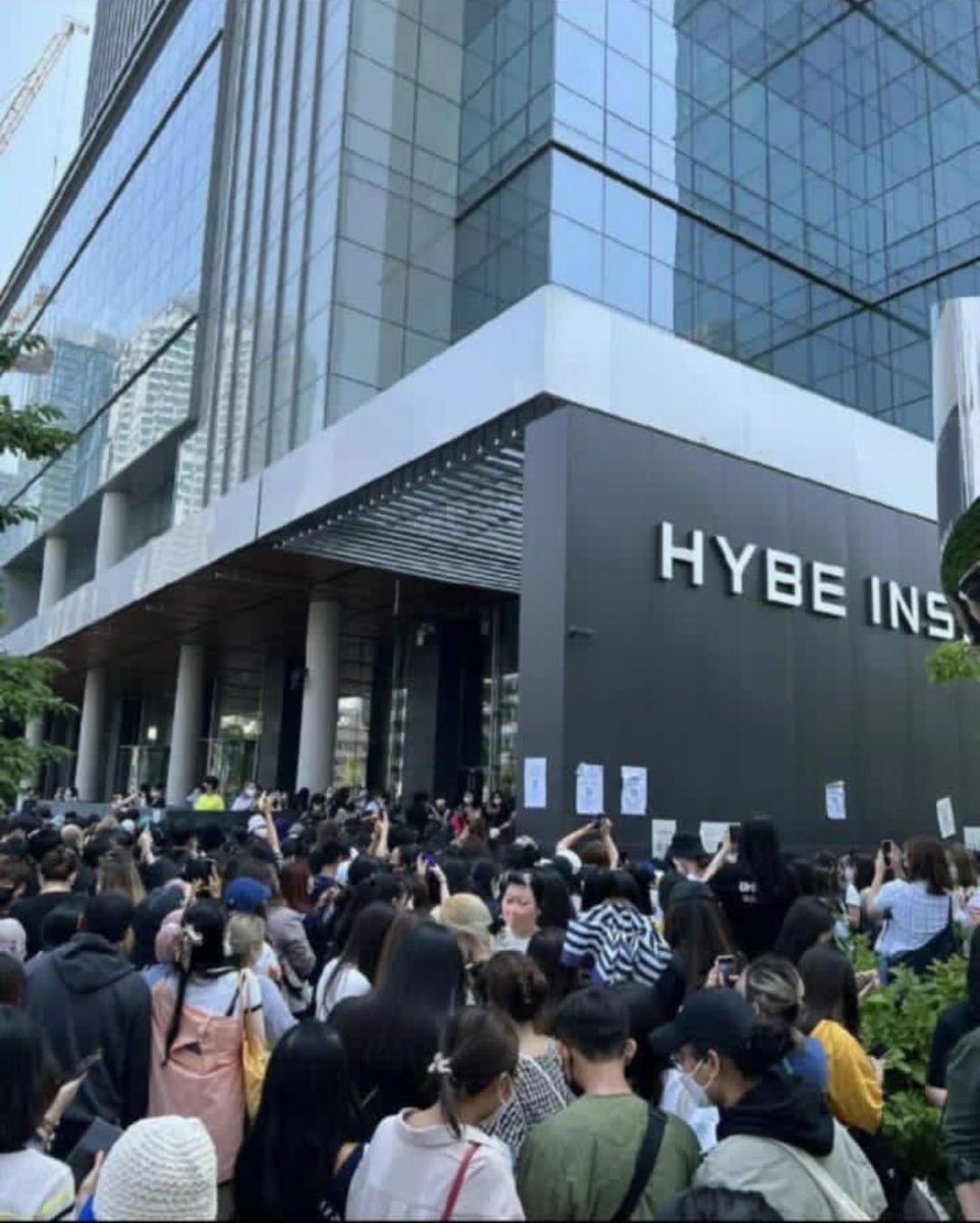 Ya hay gente fuera de hybe‼️‼️‼️ vamos engene si podemos lograrlo yo se que si, no hay que parar. Dejen sus # aca abajo