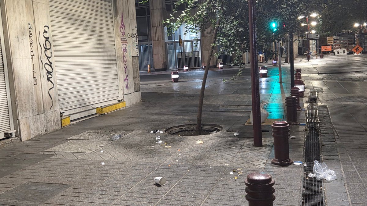 larayaj's tweet photo. Sr. @desbordes , https://t.co/YGg0vSxsxH comprometio a tener stgo.limpio...mire, cada vez peor!!! A pasos de la moneda ...este basural. https://t.co/LpJ1TmqYAN