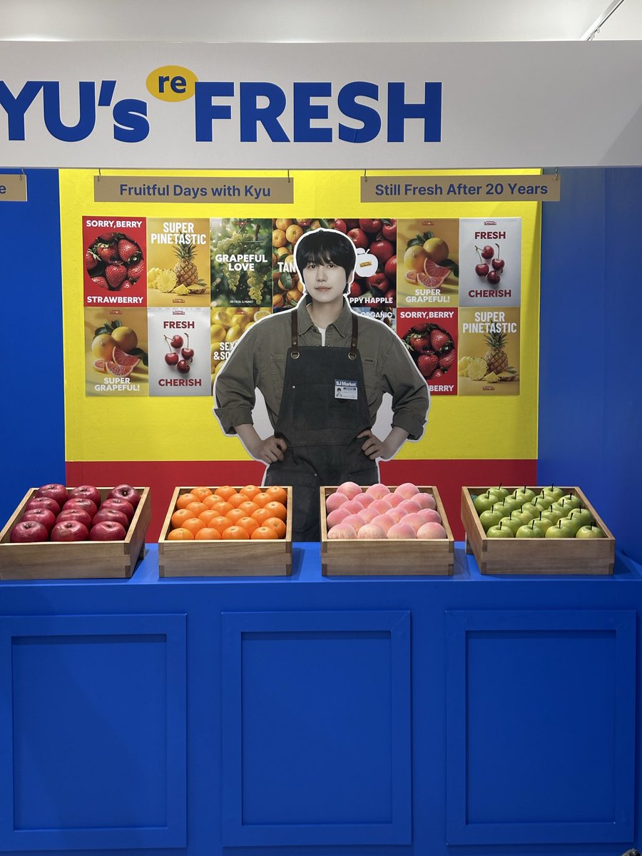 NotDeadHamish's tweet photo. Muy coquetito el de la fruta eeh 🤨 
#SuperJunior
#SJMarket
#Kyuhuyn https://t.co/qX6BtfZpJR
