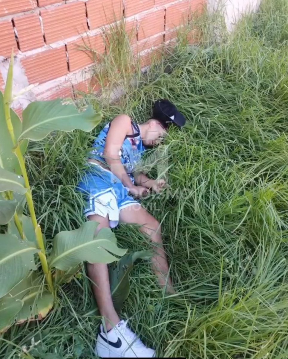 👉 La policía allanó una casa en Lomas de Zamora donde estaba lleno de pendejos haciendo una joda. Todos eran parte de una banda que robaba autos y los buscaban.

Uno se intentó escapar y por suerte lo mandaron a tocar nenas con Perón y el Diego.

Final feliz.