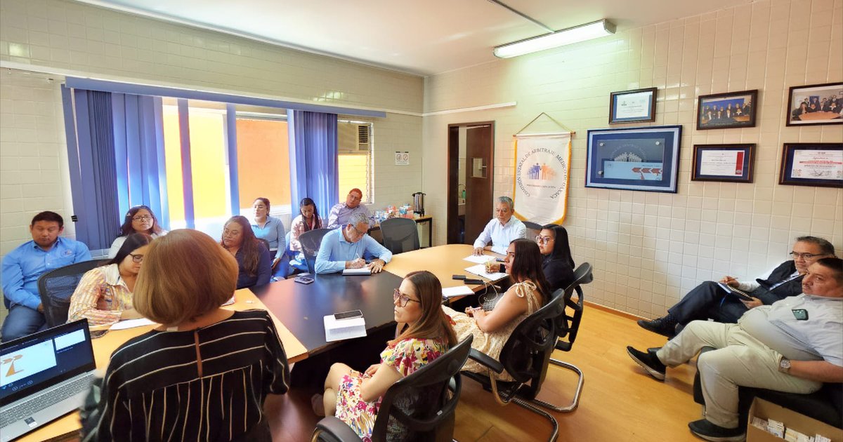 Fortaleciendo la Excelencia en la CEAMO 🏛️
Como parte del compromiso con la profesionalización y la mejora continua, el personal de la CEAMO participa en el curso "Diseño e impartición de cursos de formación del capital humano de manera presencial grupal". 
#CEAMO #Capacitación
