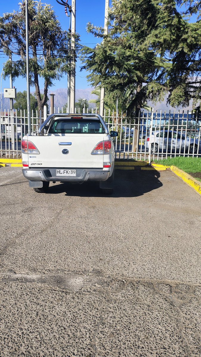 _revenless's tweet photo. Estos weones sacan licencia en Temu o que chucha que ni saben estacionarse los guatones culiaos? https://t.co/fk2eIATGZJ