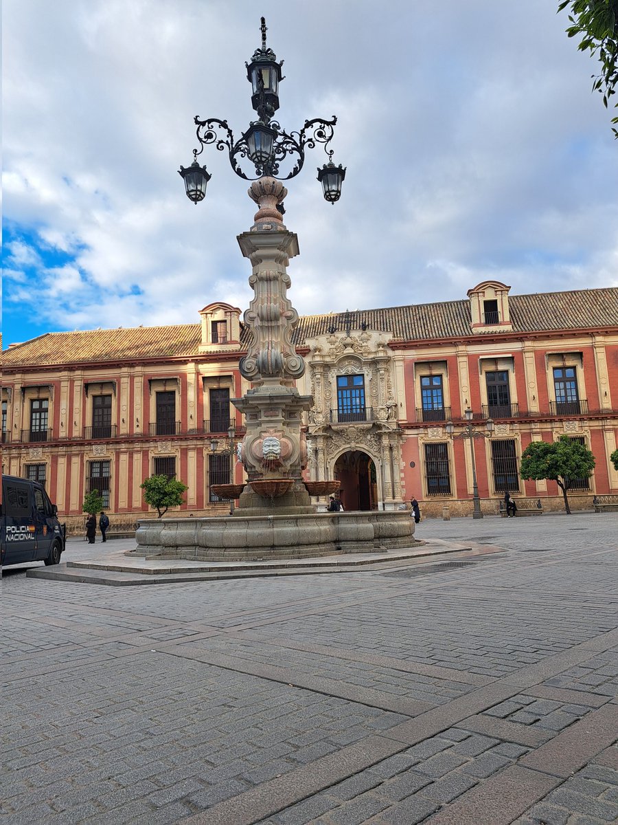 SVQpasoapaso's tweet photo. Fuente-farola de la plaza Virgen de los Reyes por José Lafita Díaz en 1929 y portada del palacio arzobispal por Lorenzo Fernández de Iglesias en el siglo XVIII https://t.co/KpFbPK4HXg