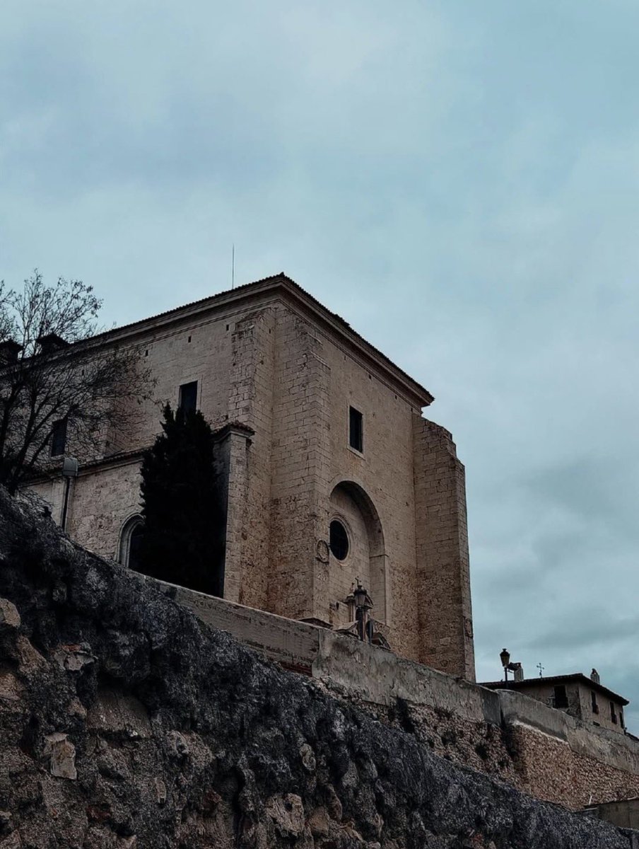 En lo alto de #Chinchón se muestra Nuestra Señora de la Asunción ⛪️
Cuando nos visites será algo que no te puedes perder 😉