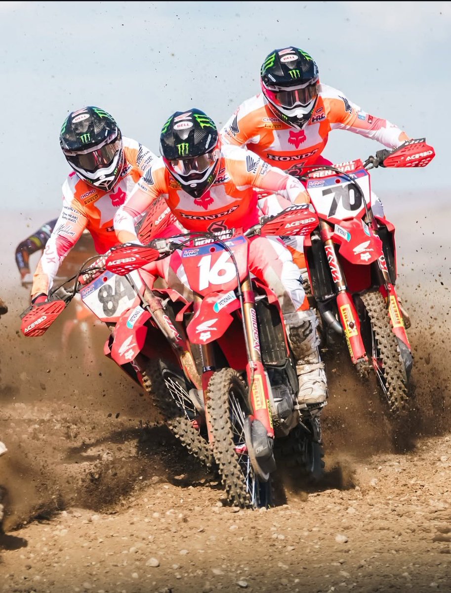 TheMakx's tweet photo. Esta foto es brutal... recuerda al Team Honda de los 80...
Da miedo! https://t.co/XA4w60Pboq