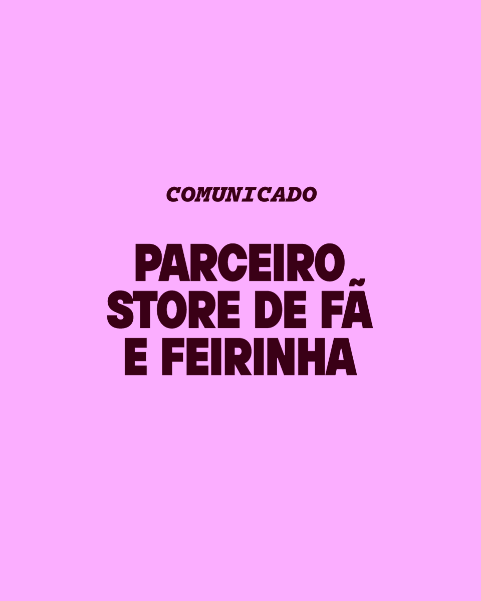 feirinhavinil's tweet photo. Como sempre reforçamos por aqui, prezamos pela transparência e pela objetividade com todos vocês. Diante das reclamações e da movimentação recente envolvendo a Store de Fã, achamos importante conversar de forma oficial sobre o assunto.

Antes de qualquer coisa, queremos esclarecer que não nos posicionamos publicamente anteriormente porque estávamos tentando entender a situação diretamente com a loja. Desde o início das reclamações, levamos até eles os relatos, dúvidas e publicações que vocês compartilharam conosco, cobrando esclarecimentos e repassando as informações que recebíamos.

A loja nos garantiu, em diferentes momentos, que estava tratando os pedidos com problemas, atualizando os envios e trabalhando para normalizar a situação. Com base nessas respostas, mantivemos a parceria e, por decisão interna, passamos a divulgar apenas itens em pronta entrega, justamente para evitar que novos problemas relacionados a prazos acontecessem.

Mesmo assim, muitos de vocês continuaram apontando questões importantes — e saibam que acompanhamos todos esses relatos com atenção. Por isso, seguimos tentando resolver essas situações internamente e buscando respostas diretamente com a loja.

Também é importante reforçar que nosso papel sempre foi o de divulgar promoções, cupons e oportunidades de lojas parceiras nas quais confiamos. Todo o processo de venda, atendimento, envio e entrega é de responsabilidade exclusiva da loja responsável pela comercialização dos produtos. Quando esse processo deixa de ocorrer da forma esperada e a confiança passa a ser afetada, a parceria naturalmente precisa ser reavaliada — como aconteceu neste caso.

Sabemos que muitos de vocês possuem pedidos atrasados. Inclusive, nós também temos pedidos na mesma situação. Por termos sido parceiros de divulgação, queremos deixar claro que em nenhum momento estivemos tentando esconder ou proteger qualquer problema. Assim como vocês, também somos clientes e acompanhamos tudo de perto.

Agradecemos a todos que compartilharam seus relatos conosco. Reunimos essas informações — junto com outras que chegaram por aqui e em diferentes redes — e levamos tudo formalmente para a loja.

Desde o início das reclamações, cobramos posicionamentos da Store de Fã. Semana após semana enviamos links de relatos, tiramos dúvidas e fizemos alinhamentos. Também realizamos reuniões para entender o cenário e buscar os melhores caminhos, inclusive para poder trazer respostas mais claras para vocês.

Sabemos que o processo de importação possui muitos desafios, especialmente para lojas independentes. Por esse motivo, inicialmente tratamos a situação com certa cautela, entendendo que atrasos podem acontecer. No entanto, quando essas questões passam a se tornar recorrentes e sem a resolução esperada, entendemos que é necessário tomar uma posição.

Diante disso, e considerando todo o cenário atual, decidimos, em comum acordo, pausar a parceria com a Store de Fã, após quase dois anos de trabalho conjunto. Essa decisão foi tomada em respeito a todos vocês que confiam nas indicações e divulgações feitas por aqui.

Seguimos torcendo para que a situação seja resolvida e que todos os pedidos sejam devidamente entregues.

Para quem ainda possui pedidos em aberto, recomendamos que entrem em contato diretamente com a loja por meio do email oficial de atendimento, solicitando atualizações e registrando suas solicitações. Sempre que possível, façam esse contato por email para que todas as comunicações fiquem documentadas.

FEIRINHA
Diego e Iury