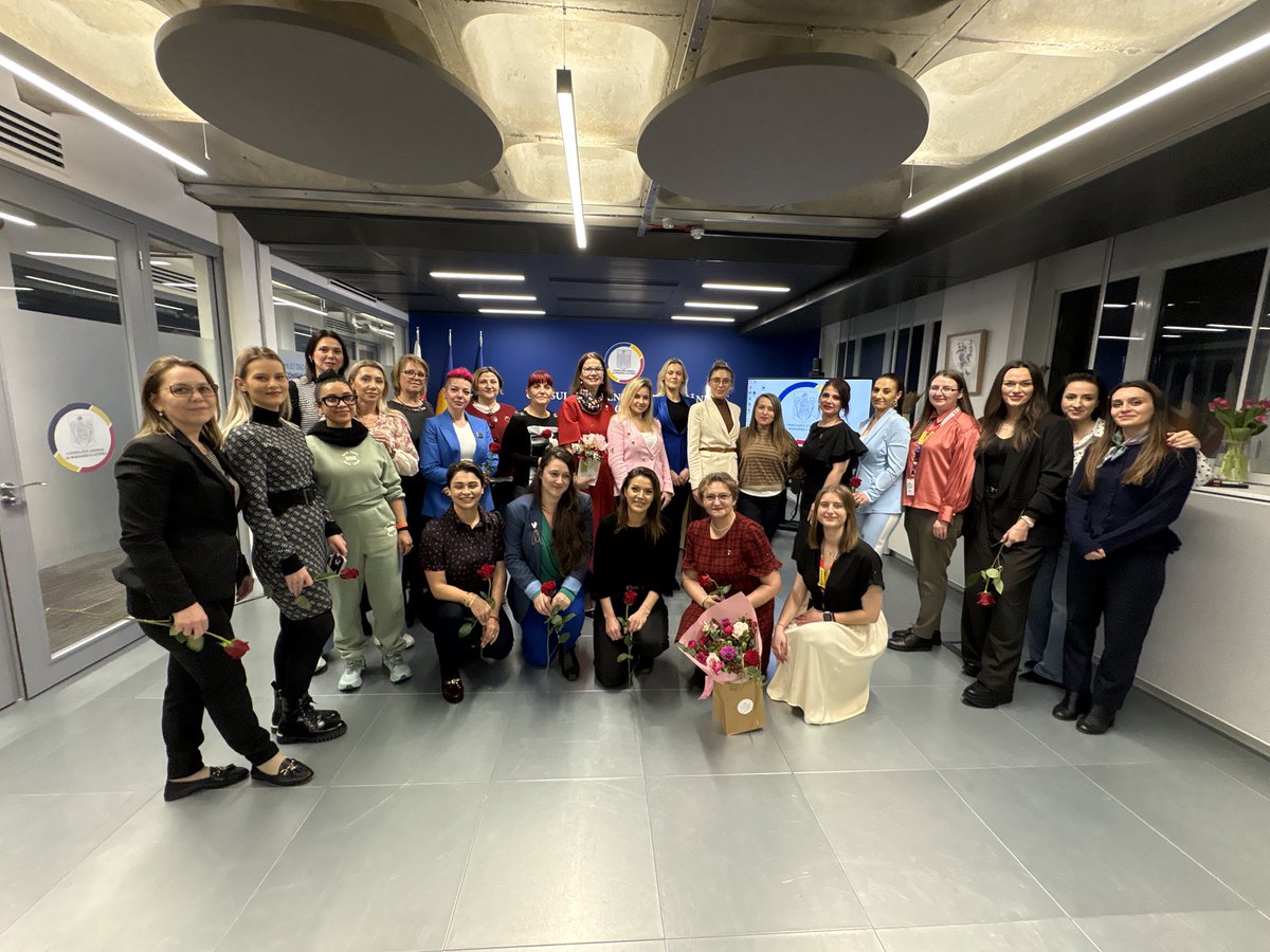 Cu ocazia sărbătoririi Zilei Internaționale a Femeii,
 
𝐎 𝐂𝐋𝐈𝐏𝐀̆ 𝐃𝐄 𝐋𝐈𝐍𝐈𝐒̦𝐓𝐄, 𝐜𝐮𝐥𝐨𝐚𝐫𝐞 𝐬̦𝐢 𝐦𝐢𝐫𝐞𝐬𝐦𝐞 𝐬𝐩𝐞𝐜𝐢𝐚𝐥𝐞  a fost oferită ieri de către Consulatul General al României la Londra doamnelor din comunitatea românească rezidentă pe teritoriul