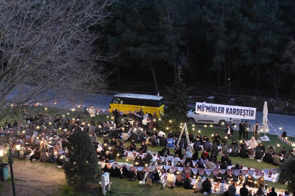 🌙 Yeditepe Üniversitesi’ndeki öğrenciler, tüm engellemelere rağmen iftar programlarını gerçekleştirdi.
