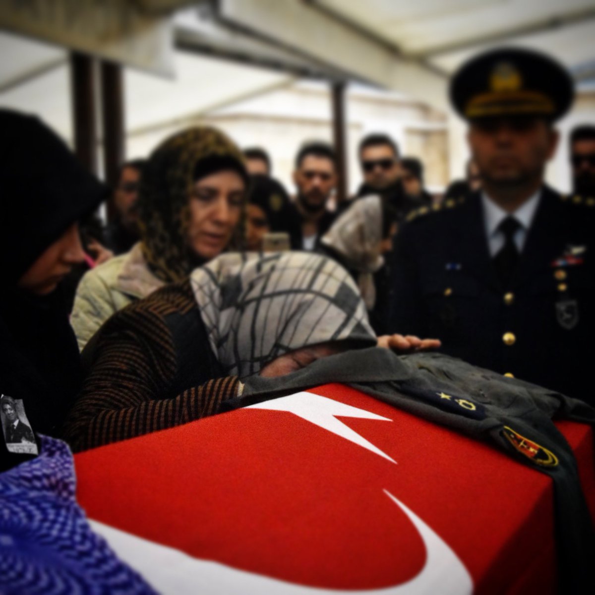 FETÖ'nün,asker arkadaşının çocuğunun doğum gününde çektikleri 10 dakikalık videonun 9 saniyesini kesip, pavyonda şarkı söylüyormuşsun, gece kulüplerinde çıkıyormuşsun diye sorgulayıp ordudan attıkları Melike Kuvvet'in ihraç kararı ölümünden 11 ay sonra iptal edildi. #MelikeKuvvet