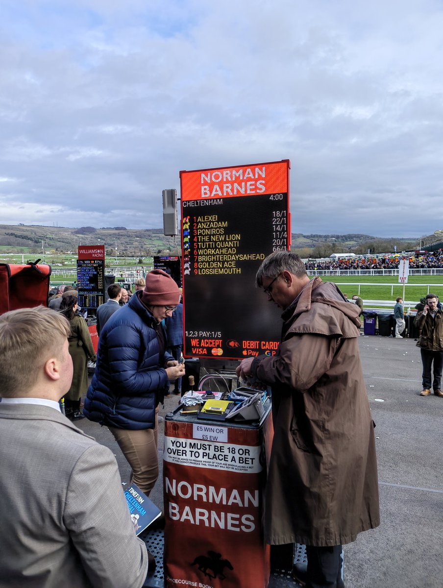 Tr4ckGear's tweet photo. Day 1 at the home of jump racing , and more lightweight boards delivered ๐#lightweight #trackgear https://t.co/BlJhPgFUe3