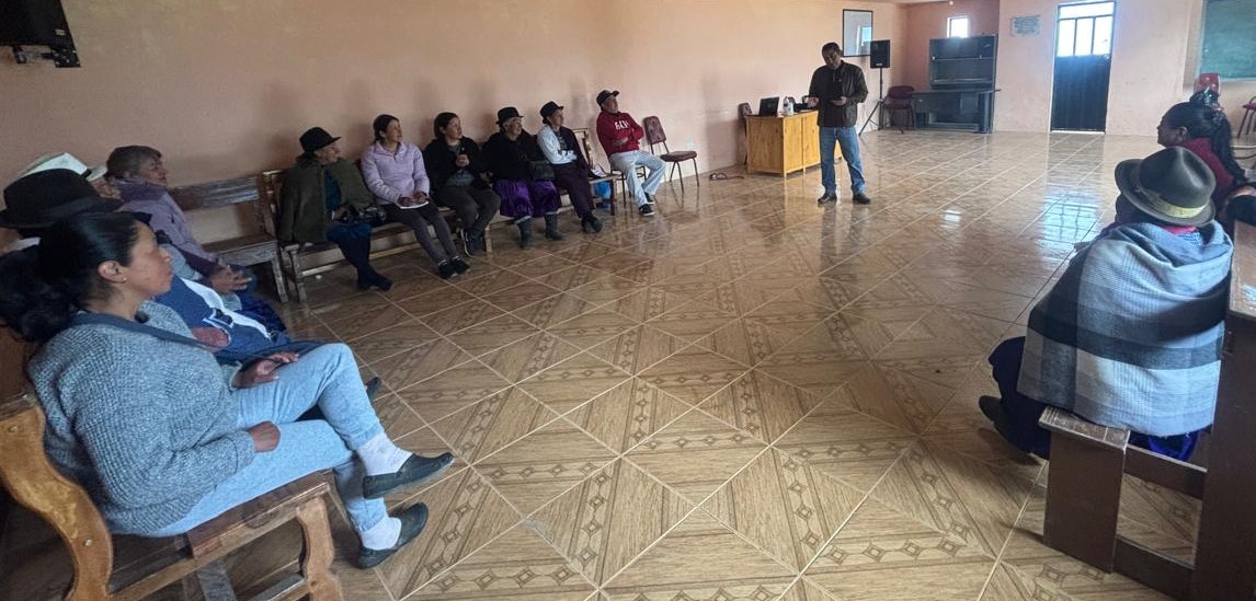 Agricultura_CZ6's tweet photo. #Cañar | En la comunidad El Salto, el técnico del proyecto #Profospe socializó buenas prácticas agropecuarias a productores del sector.
20 productores participaron en la jornada orientada a fortalecer la producción y manejo adecuado en sus actividades agrícolas.
#ElNuevoEcuador https://t.co/Z59TBoGt8s