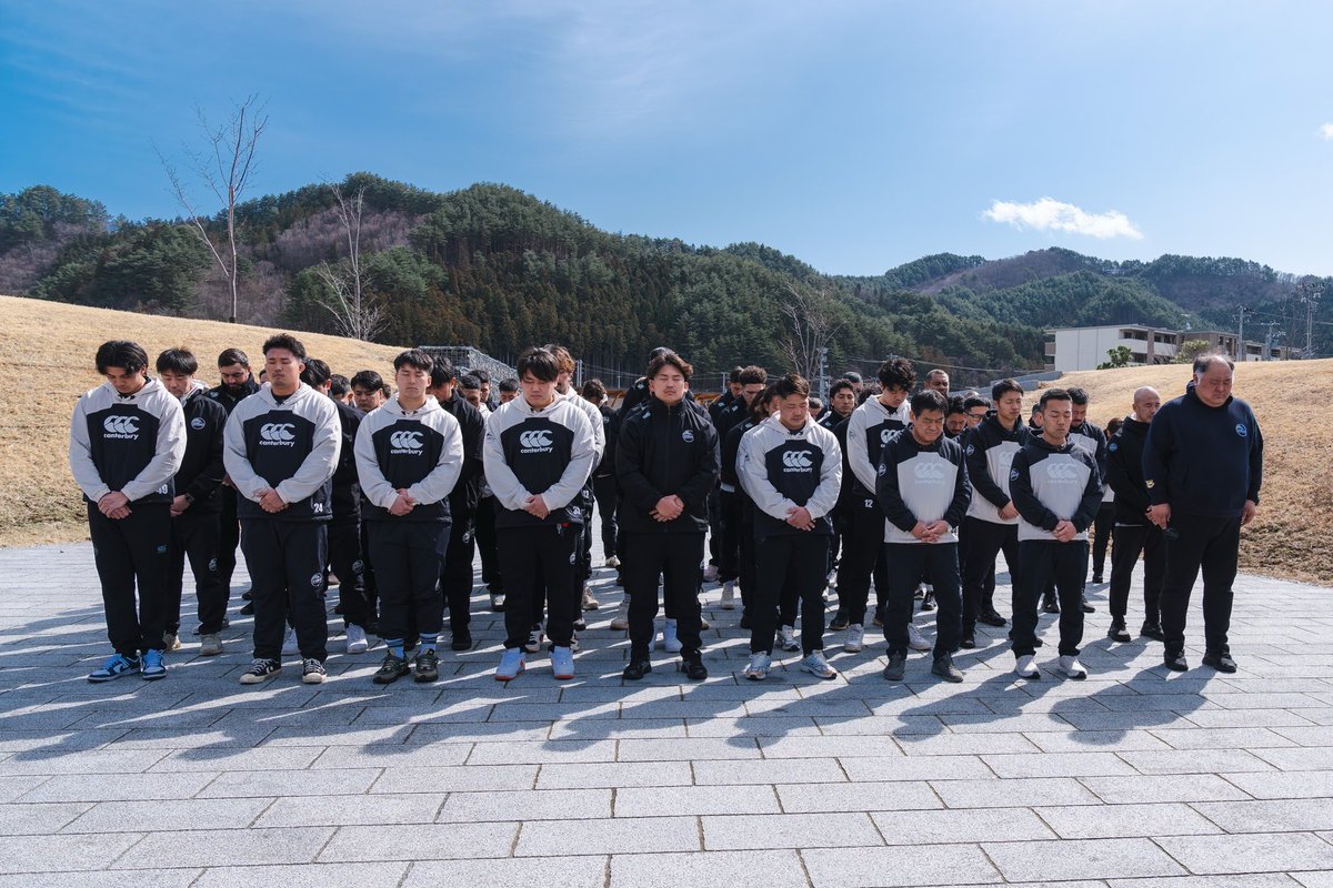 KamaishiSW's tweet photo. 震災15年　3.11に寄せる想い

2026年３月11日(水)
東日本大震災から15年が経ちました。
 
2011年3月11日、釜石市は甚大な被害を受け、その困難の中で、市民の皆さま、サポーターの皆さま、そしてラグビーを愛する多くの仲間から沢山の応援と支援をいただきました。
 
震災から15年を迎えた今、当時のチームが地域とともに歩み、地域の皆さまから大きな力をいただいてきたことを忘れることなく、さらなる高みへ挑み続けます。
 
震災により亡くなられた多くの尊い命に追悼の意を表するとともに、震災の教訓を未来へ伝えていきます。
復興の歩みの中で生まれた数えきれない絆を胸に、一人ひとりの大切な人に想いを寄せながら——

ふるさと釜石、ふるさと岩手、ふるさと東北とともに、これからも歩み続けます。
 
東日本大震災復興祈念試合の前日となる3月6日、選手・スタッフ全員で釜石祈りのパークの慰霊碑を訪れ、献花と黙祷を行いました。

https://t.co/dSOg6jEeE0
⁡
#日本製鉄釜石シーウェイブス
#東日本大震災 #釜石