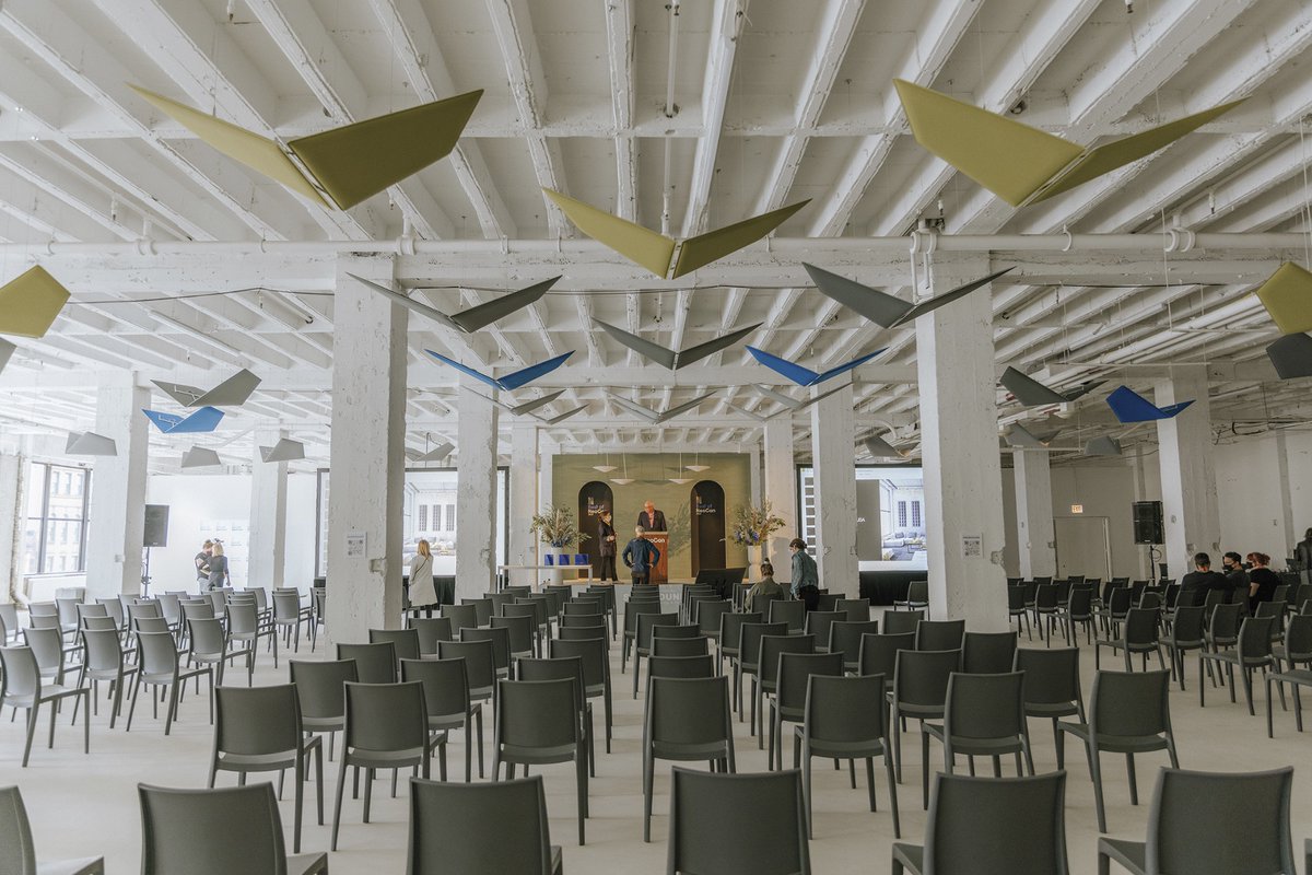 snowsoundusa's tweet photo. Flap Wings enable the use of sound-absorbing solutions with a striking visual impact — well-suited for large spaces like conference halls. 🕊️

#snowsound #acoustics #interiordesign #soundcomfort #conferencedesign https://t.co/bzmzU9cqCf