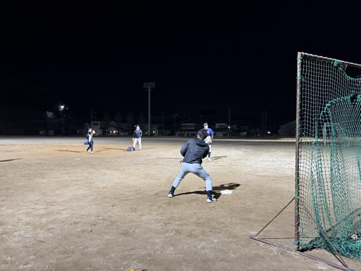 ryr2523's tweet photo. 【ナイター練習⚾️】

Tバッティングでは打撃の再現性を意識し、バント・1死3塁エンドランで「1点を取る攻撃」を確認しました。

最後はフィジカルトレーニングで身体を強化。

大会まであと1ヶ月。
一つひとつの練習の質を高めていきます🔥

#茨城　#軟式野球　#選手募集　#マネージャー募集 https://t.co/PYbrdFUsLd