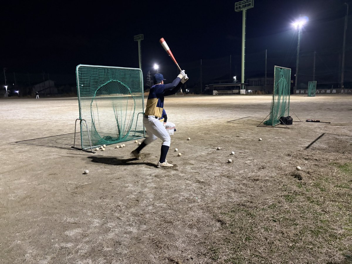 ryr2523's tweet photo. 【ナイター練習⚾️】

Tバッティングでは打撃の再現性を意識し、バント・1死3塁エンドランで「1点を取る攻撃」を確認しました。

最後はフィジカルトレーニングで身体を強化。

大会まであと1ヶ月。
一つひとつの練習の質を高めていきます🔥

#茨城　#軟式野球　#選手募集　#マネージャー募集 https://t.co/PYbrdFUsLd