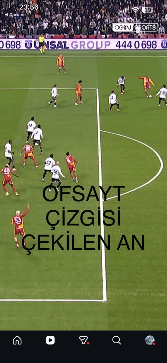 HCucenoglu's tweet photo. Görüntüleri duraklatarak ben inceledim. Lütfen Agbadou nun sol ayağına bakınız. Ofsayt çizgisi çekilen görüntüde sol ayak ucu yere temas ediyor. Gerçek görüntüden bu an tam sanenin topa vurmadan önceki sol ayağını kaldırdığı ana denk geliyor. #BJKvsGS #Osimhen #ofsayt #VAR https://t.co/8PjN6YYeFN