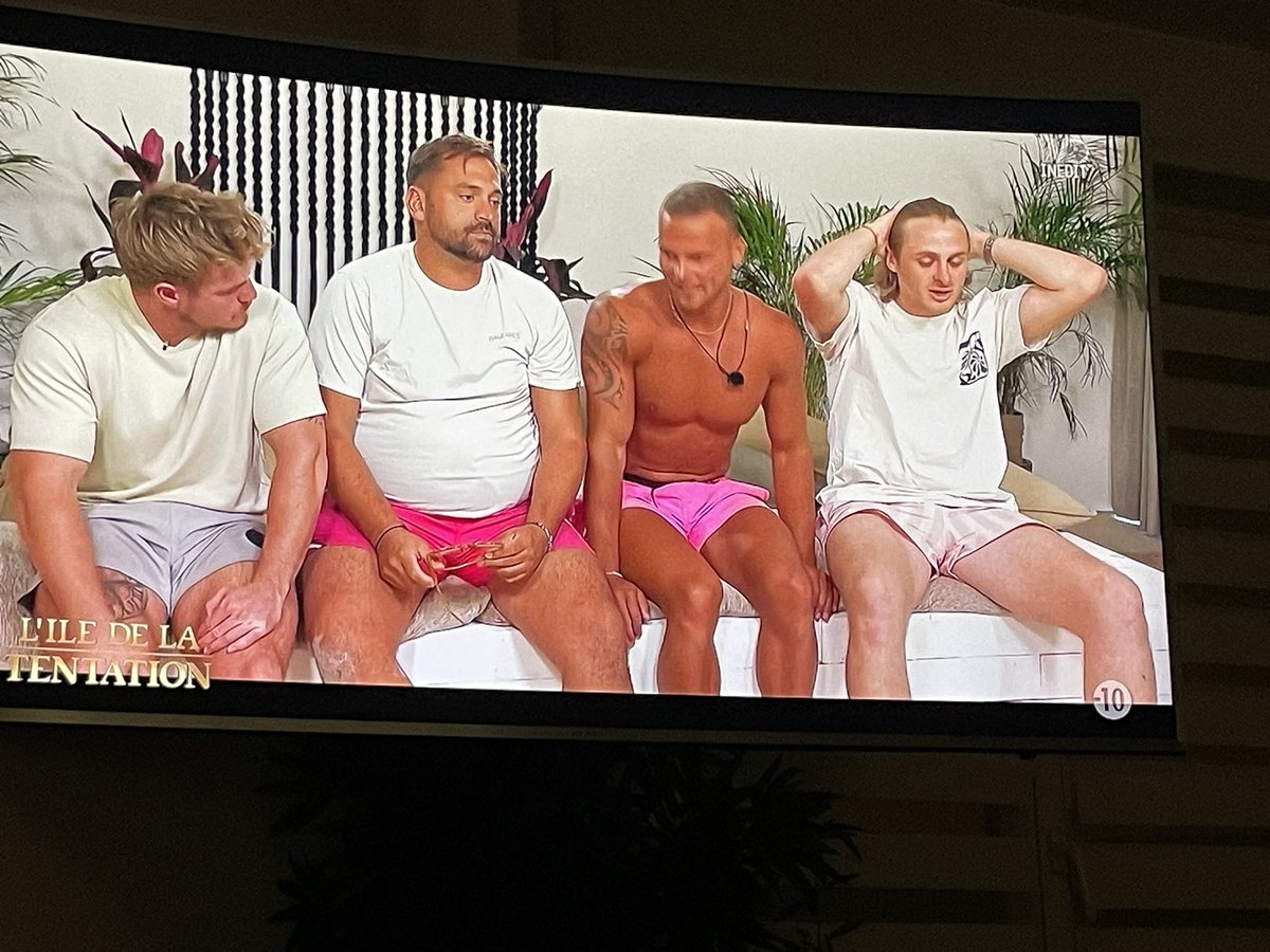 Mclemencee's tweet photo. Pourquoi Tino il l’ouvre et en rajoute une couche ? Alors qu’il fait pire c’est vraiment un pauvre type #IDT #IDLT https://t.co/qtd2ODio0P