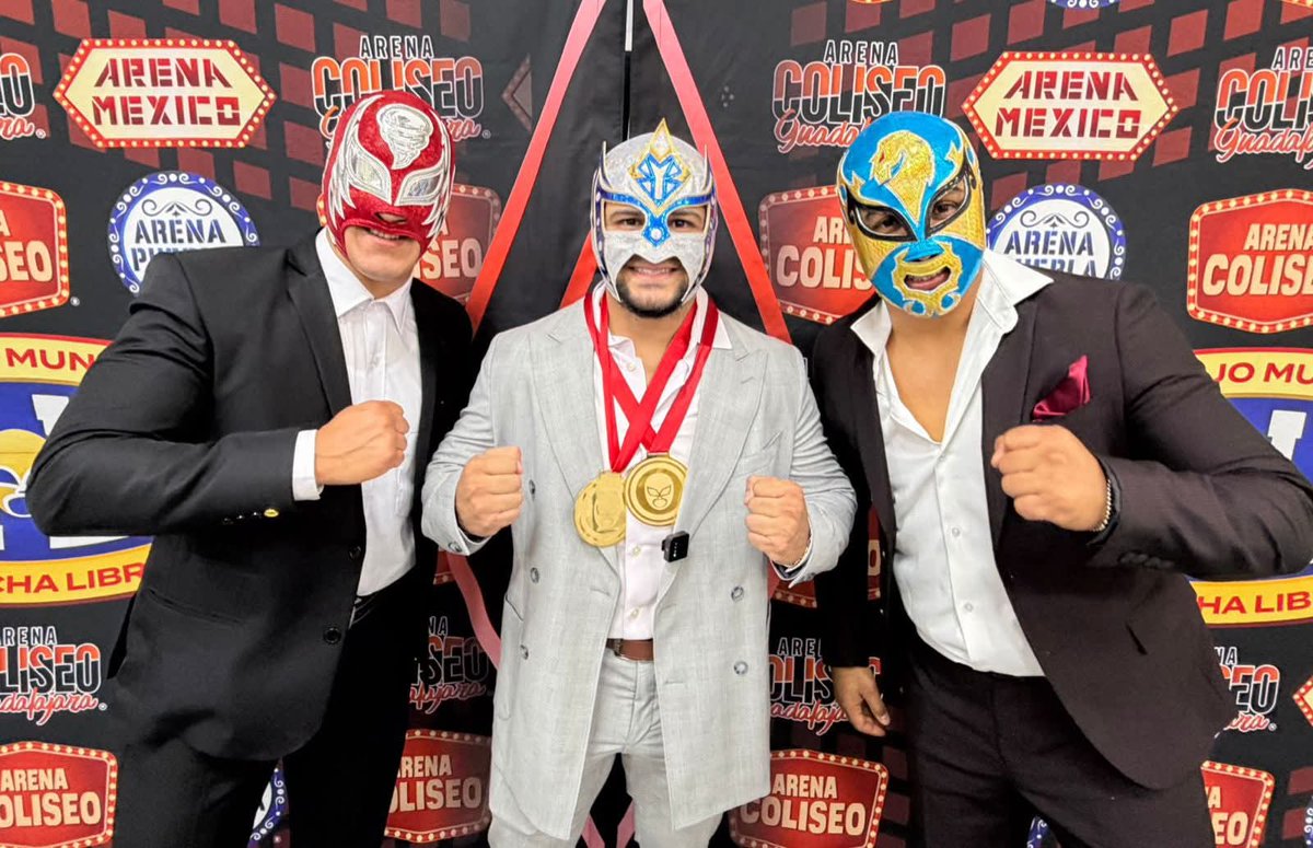 LaTijeraLucha's tweet photo. El profesor orgulloso con sus “muchachos mágicos”❗️
#MagiaBlanca: Vamos a demostrar y confirmar porque ganamos el torneo de escuelas del #CMLL edición 2026, el objetivo es el campeonato mundial de tríos que poseen el #SkyTeam. #LosDepredadores son un caso olvidado... https://t.co/8nAJlsF5u7