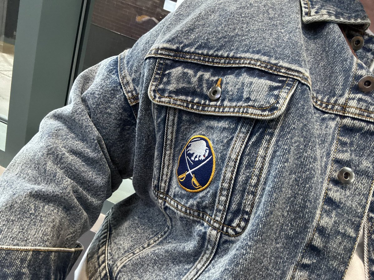 d_beneville's tweet photo. New threads who dis #Sabrehood  @BuffaloSabres #bflo https://t.co/XMYjB01Ngc