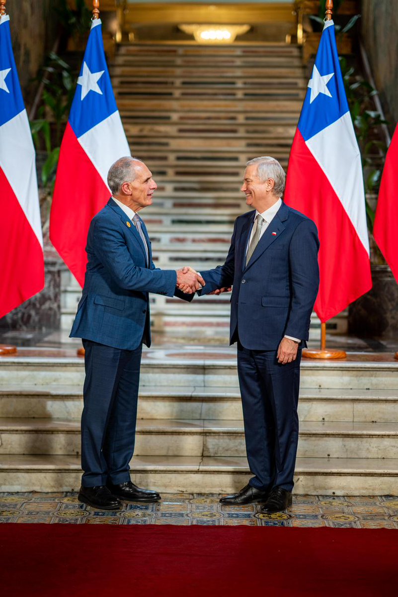 hnpresidencia's tweet photo. El presidente Nasry Asfura, sostuvo este martes una reunión bilateral con el presidente electo de Chile, José Antonio Kast, en el histórico Palacio Cousiño, en la ciudad de Santiago de Chile. 

El encuentro se realizó en un ambiente de cordialidad y diálogo, donde ambos líderes abordaron temas de interés común orientados a fortalecer las relaciones diplomáticas, económicas y de cooperación entre Honduras y Chile.