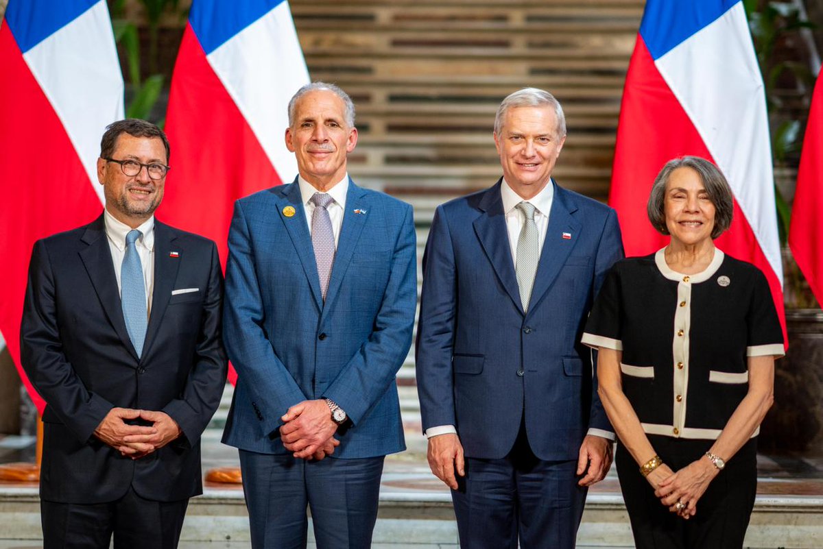 hnpresidencia's tweet photo. El presidente Nasry Asfura, sostuvo este martes una reunión bilateral con el presidente electo de Chile, José Antonio Kast, en el histórico Palacio Cousiño, en la ciudad de Santiago de Chile. 

El encuentro se realizó en un ambiente de cordialidad y diálogo, donde ambos líderes abordaron temas de interés común orientados a fortalecer las relaciones diplomáticas, económicas y de cooperación entre Honduras y Chile.