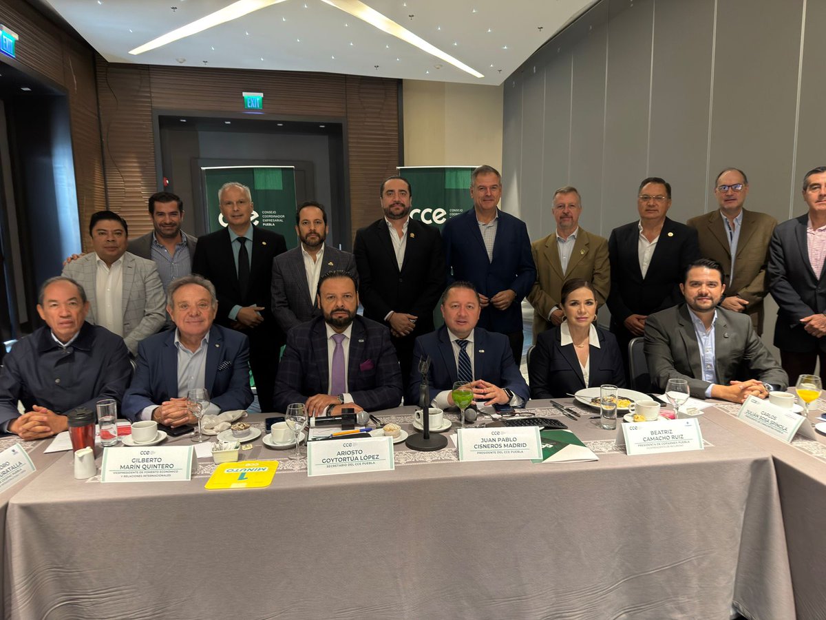 CCEPuebla's tweet photo. 🎯Iniciamos una nueva etapa en el @CCEPuebla con la primera sesión de la #ComisionEjecutiva encabezada por @JPCISNEROSM 

Con nuevas voces y liderazgos comprometidos, avanzamos en la construcción de una agenda enfocada en fortalecer la colaboración y dar seguimiento a los temas que impulsan el #DesarrolloEconómico de #Puebla.

Con energía, visión y trabajo conjunto, comenzamos este nuevo ciclo.

#CCEPuebla #PulsoPuebla