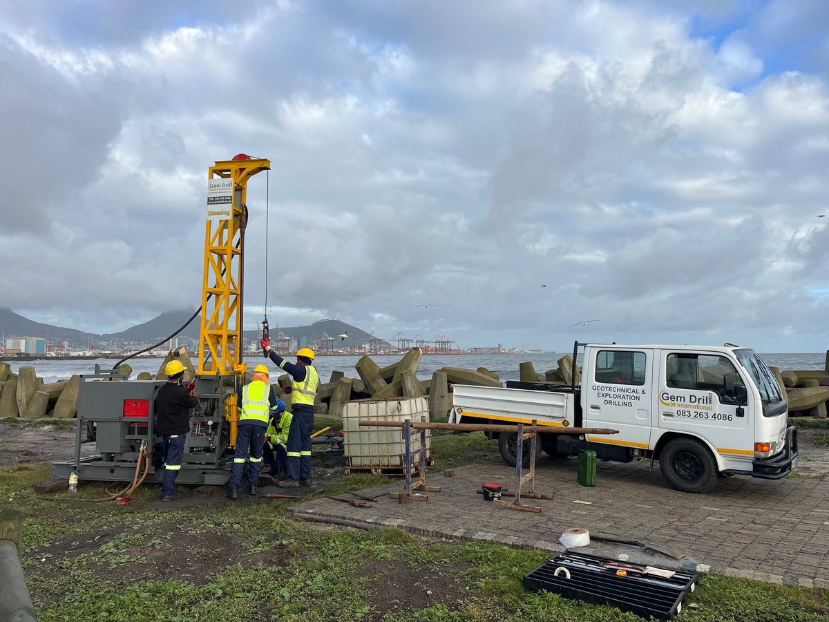 FMLarousse's tweet photo. L'entreprise américaine #Copper_Intelligence annonce l'arrivée imminente de son unité de forage du #cuivre à #Butembo/#Bashu
Copper Intelligence (ex African Discovery Group) a annoncé qu'avec son partenaire de forage sud-africain #Gemdrill, il va déployer sa plate-forme de forage XY-44 sur le site du projet à #Butembo/#Bashu.
"Le temps de transit est estimé à environ 2 à 3 semaines, ce qui garantit que la plate-forme est au sol et prête à soutenir la prochaine campagne de forage de l'entreprise. La société prévoit une fenêtre de voyage d'environ 2 à 3 semaines pour amener le forage XY-44 à la frontière de la RDC. À partir de ce moment, le déchargement aura lieu dans la cité de #Kasindi. On estime qu'une semaine supplémentaire sera consacrée à la mobilisation de tous les équipements sur le site. Une semaine supplémentaire sera nécessaire pour établir le camp, stabiliser la configuration de la perceuse, organiser l'équipement et terminer tous les préparatifs nécessaires avant le début du forage" poursuit la source.