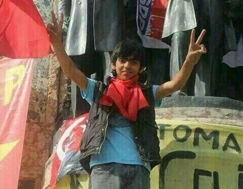 bıyıkları yeni terlemiş daha
genç yaşı takılı kalmış siyaha
diren Berkin'im çok var sabaha