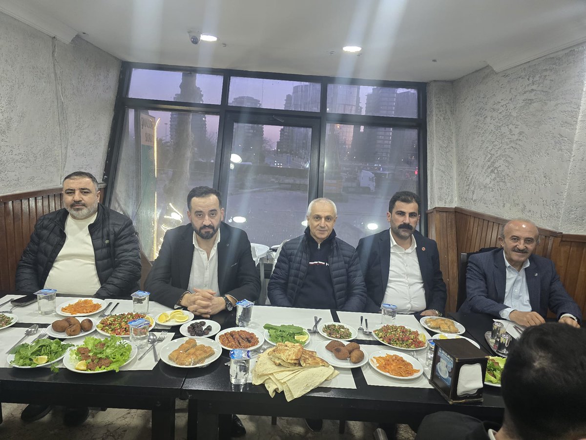 TIsmail44's tweet photo. Ak Zafer mahallesi olarak düzenlediğimiz  ifdar yemeğine katılım gösteren ilçe başkanımız sayın @EmrahParlak_  ilçe yönetimi meclis üyelerimeize sonsuz teşekkürler https://t.co/23pheqVA5W