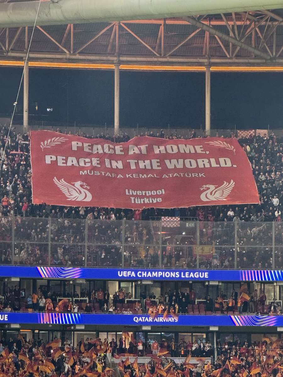 aalperendogan's tweet photo. Dünya savaşın gölgesine sürüklenirken, Atatürk’ün “Yurtta sulh, cihanda sulh” sözünün Liverpool deplasman tribünlerinde yankılanması gerçekten etkileyici. Biraz da tarihin bir ironisi. https://t.co/W25EmITTOj