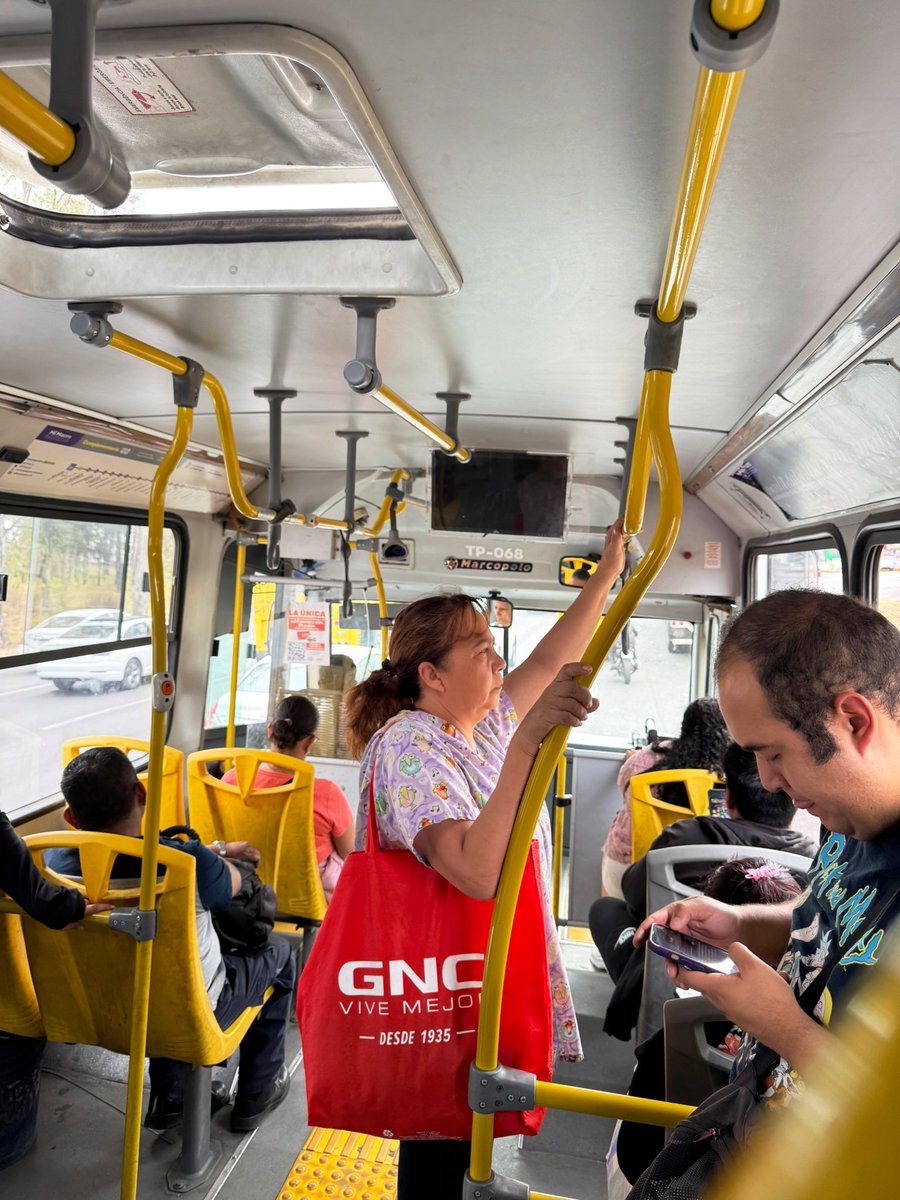 BlackBullet_93's tweet photo. @TransporteJal quien fue el genio que colocó estas pantallas subiendo el camion, esto en la ruta C-03 de mi macro periférico , ya vamos varias personas que nos golpeamos en la cabeza.@Trafico_ZMG @En_Tlajomulco https://t.co/kkXJ98wjpe