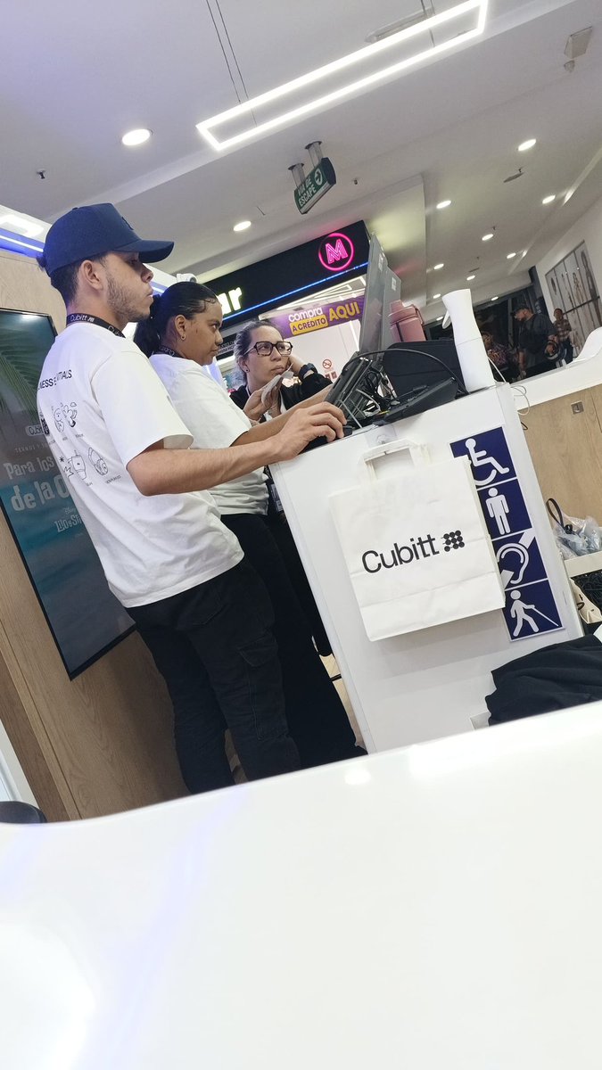 calistrainer's tweet photo. Cuantos trabajadores de Cubitt se necesitan para cambiar unos audífonos?

Más de 3, al menos

Que servicio de mierda. Sede El Recreo https://t.co/0TBmVyKIzd