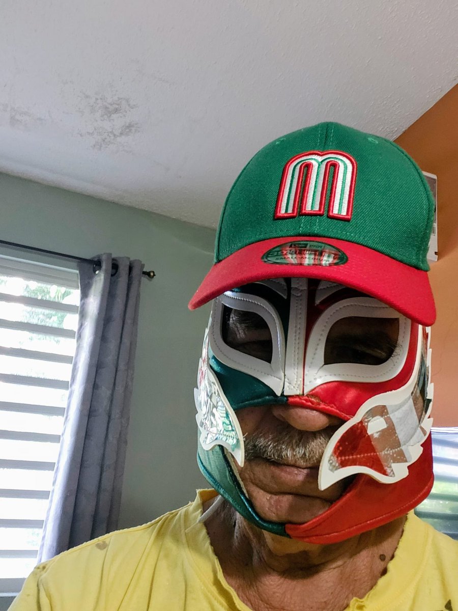 Don Tomás (mi señor padre) listo desde Puerto Rico para ver la victoria de la selección mexicana!!!