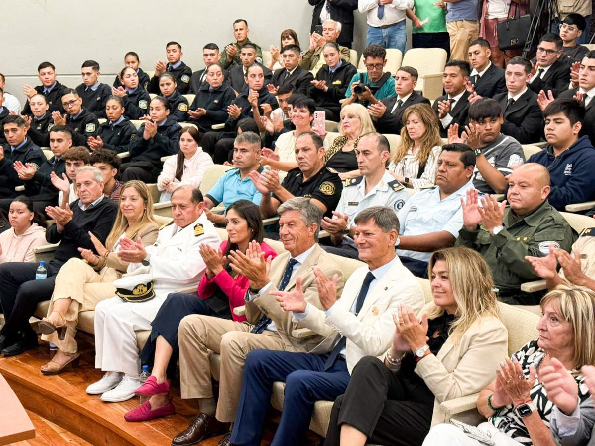 gustamenna's tweet photo. EL RELATO EN PRIMERA PERSONA DE PILOTOS DE COMBATE HÉROES DE MALVINAS

Tuvimos el honor de recibir en la @LegisdelChubut a dos héroes de la Gesta de Malvinas: los veteranos de Guerra José Arca y Alberto Philippi, pilotos aeronavales de combate; y al periodista y corresponsal de guerra Nicolás Kasanzew. También contamos con la presencia del docente Carlos Gigliotti, autor de un libro sobre la participación del Regimiento de Infantería N° 25 de Sarmiento en la guerra de 1982.

Fue una iniciativa del diputado provincial @FabianGandon, presidente del Consejo Interdisciplinario por los Derechos Soberanos sobre Malvinas, Atlántico Sur y Antártida creado por ley de la Legislatura, y que tiene el objetivo de “Malvinizar Chubut”, tal el nombre de la iniciativa que tuvimos hoy. 

Pudimos escuchar los emotivos relatos en primera persona de Arca y Phillipi que detallaron sus heroicas intervenciones en las misiones aéreas desarrolladas en mayo de 1982. 

Los relatos de las experiencias de quienes arriesgaron sus vidas fortalecen el mandato histórico, patriótico y constitucional de recuperar, por vía pacífica, las Malvinas y las islas del Atlántico Sur. 

Contamos en el Auditorio de la Legislatura con jóvenes que pudieron escuchar estas experiencias: cadetes del Instituto Superior de Formación Policial N° 811, y estudiantes de 5° año de la Escuela N° 752 de Rawson. 

También nos acompañaron los Veteranos de Guerra de Rawson Nicolás Alarcón y Luis Angel Susmelj, que tuvieron el justo reconocimiento del público. 

Estamos a pocos días del 2 de abril, que no es una fecha más: la tenemos que sentir muy profundamente como todos los hechos que formaron parte de nuestra historia y de gente que arriesgó todo para que la Argentina, pese a todos los tropiezos, sea el país al que hoy amamos. 

Iniciativas como las que tuvimos hoy van claramente en ese sentido.