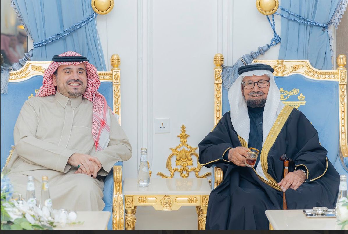 abdulrahmanabsi's tweet photo. في ليلة من ليالي العمر
تشرفت مساء البارحة باستضافة سمو الأمير فهد بن جلوي بن عبدالعزيز بن مساعد آل سعود، نائب رئيس اللجنة الأولمبية والبارالمبية، رئيس الاتحاد السعودي للهجن
في ضيافة والدي علي العابسي بمنزلنا

عظيم الامتنان والشكر للأمير فهد على قبول الدعوة 💚 🇸🇦 https://t.co/WzFhyFLtAt