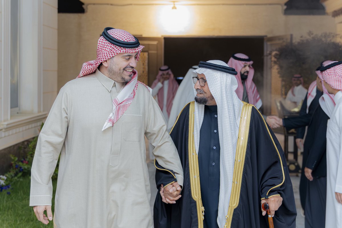 abdulrahmanabsi's tweet photo. في ليلة من ليالي العمر
تشرفت مساء البارحة باستضافة سمو الأمير فهد بن جلوي بن عبدالعزيز بن مساعد آل سعود، نائب رئيس اللجنة الأولمبية والبارالمبية، رئيس الاتحاد السعودي للهجن
في ضيافة والدي علي العابسي بمنزلنا

عظيم الامتنان والشكر للأمير فهد على قبول الدعوة 💚 🇸🇦 https://t.co/WzFhyFLtAt
