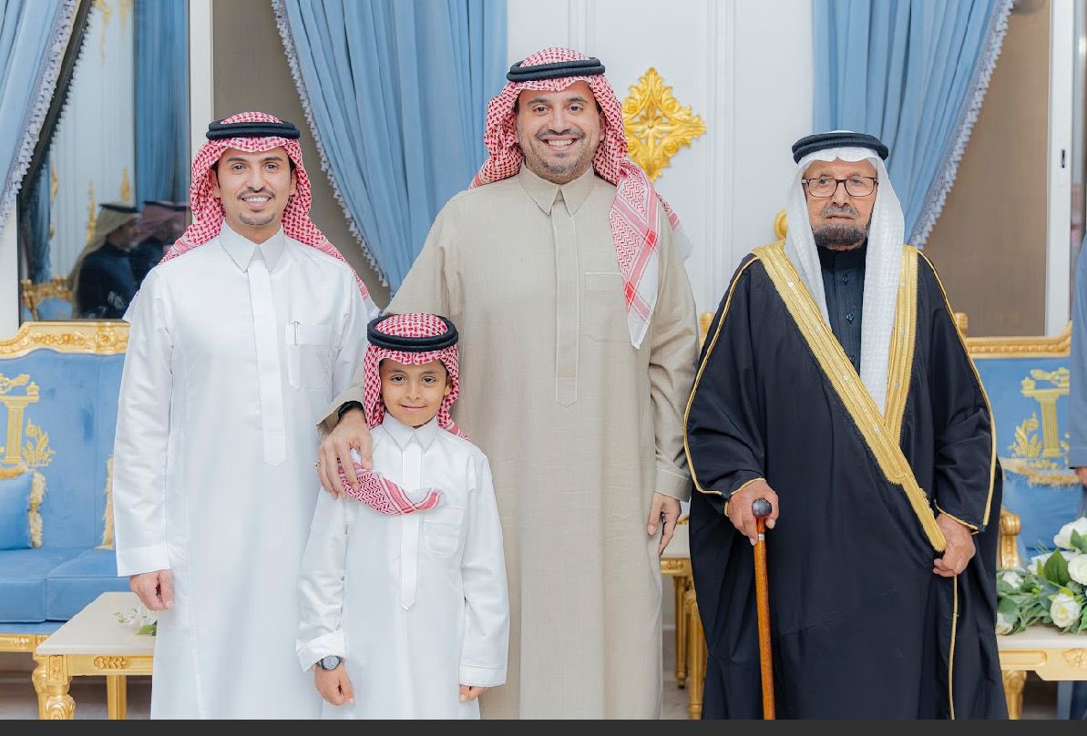 abdulrahmanabsi's tweet photo. في ليلة من ليالي العمر
تشرفت مساء البارحة باستضافة سمو الأمير فهد بن جلوي بن عبدالعزيز بن مساعد آل سعود، نائب رئيس اللجنة الأولمبية والبارالمبية، رئيس الاتحاد السعودي للهجن
في ضيافة والدي علي العابسي بمنزلنا

عظيم الامتنان والشكر للأمير فهد على قبول الدعوة 💚 🇸🇦 https://t.co/WzFhyFLtAt